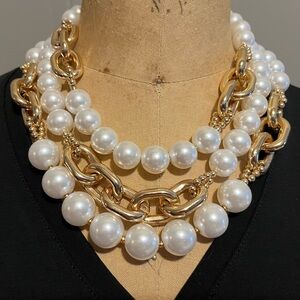Luxurious Gold and White Pearl Necklace